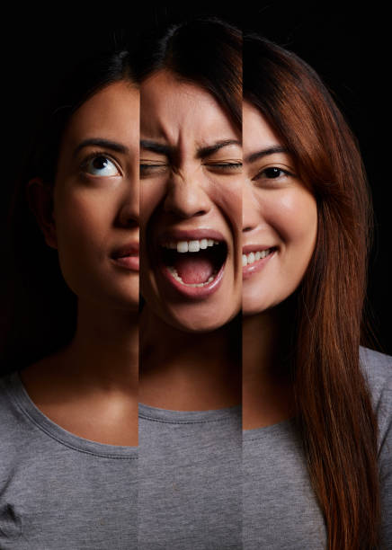 foto de una joven que experimenta una enfermedad mental sobre un fondo negro - mental illness depression women schizophrenia fotografías e im�ágenes de stock