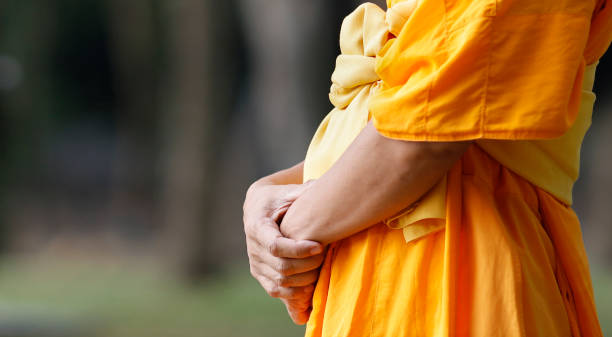 gros plan de la méditation d’un moine bouddhiste thaïlandais avec une paix intérieure qui conduit à éclairer la sagesse et l’équilibre de vie pour le concept de religion et de croyance du bouddhisme - nirvana photos et images de collection