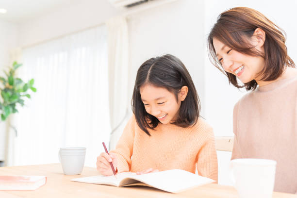 勉強する親と娘 - 勉強 ストックフォトと画像