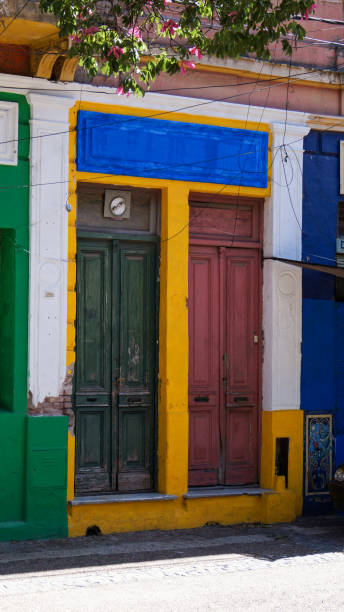 vieilles portes colorées - argentina buenos aires door la boca photos et images de collection