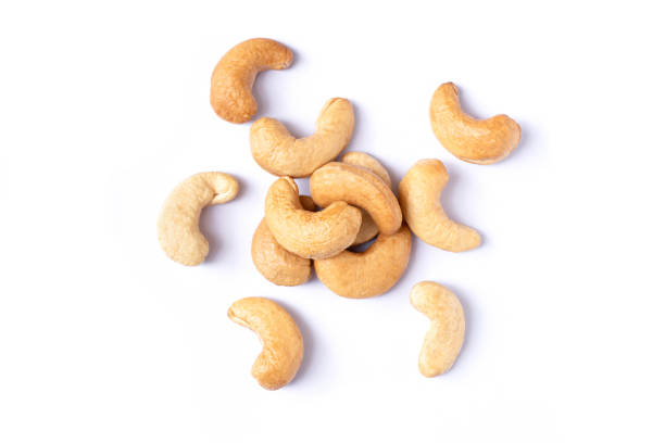 cashewnuss isoliert auf weißem hintergrund. - cashewnuss stock-fotos und bilder