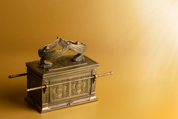 istock The Ark of the Covenant on a Dramatic Gold Background 1389816246