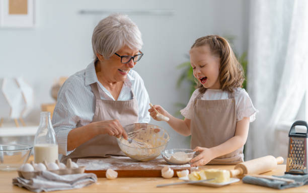 家族が一緒にパン屋を準備しています - grandmother pie cooking baking ストックフォトと画像