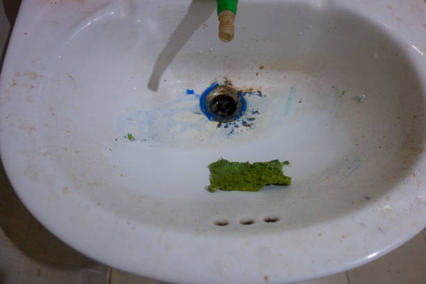 istock Cleaning up the sink 1389821777