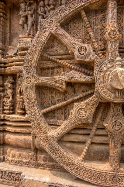 Half of sun temple wheel This wheel made up of stones and also have miniature carvings of designs and sculpture in it. chariot wheel at konark sun temple india stock pictures, royalty-free photos & images
