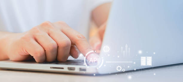 close up programmer man hand touch on laptop pad to select and launch API software programming to synchronize and transfer data from database to website for technology business concept cerrar programador hombre mano toque en el teclado de la computadora portátil para seleccionar y lanzar la programación de software api para sincronizar y transferir datos de la base de datos al sitio web para el concepto de negocio de tecnología