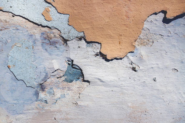 istock Cracked and damaged wall surface with layers of plaster and paint peeling off 1389828814