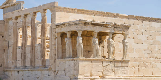 figuras da varanda caryátida do erechtheion na acrópole em atenas. dia ensolarado sem pessoas - the erechtheum - fotografias e filmes do acervo