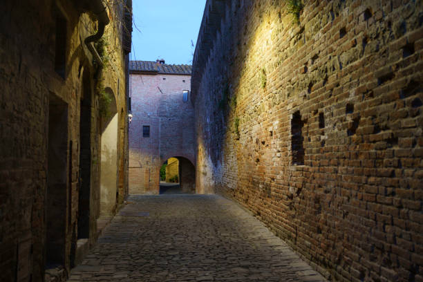 buonconvento, średniowieczne miasto w prowincji siena, nocą - 6008 zdjęcia i obrazy z banku zdjęć