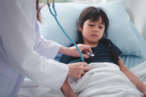 Asian woman pediatrician doctor hold stethoscope for exam a little girl patient and heck heart lungs of kid, Good family doctor visiting child at home, Healthcare and medicine for childhood concept. mujer asiática pediatra médico sostiene estetoscopio para el examen de una niña pequeña paciente y diablos corazón pulmones del niño, buen médico de familia visitando al niño en casa, atención médica y medicina para el concepto de la infancia.
