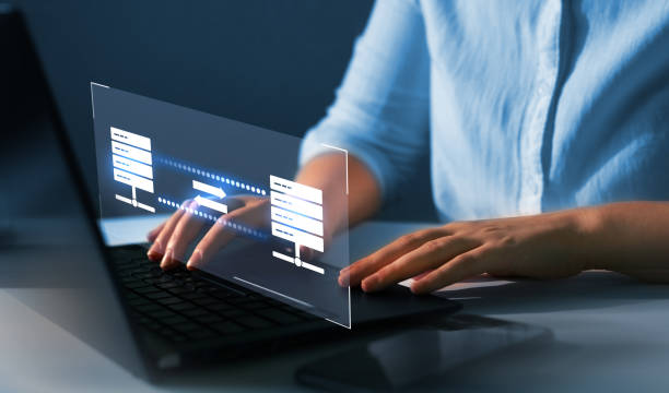 übertragen sie daten an einen server oder hosting-dienst. konzept der datenübertragung. ftp (file transfer protocol). - austauschen stock-fotos und bilder