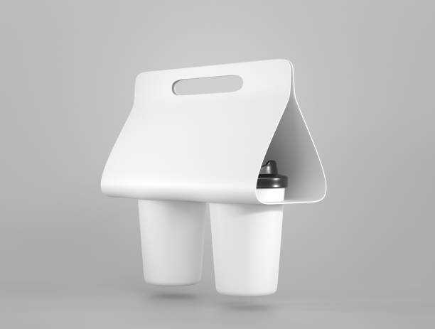 Coffee cups in white paper holder isolated on grey background, angle view. Street takeaway packaging for hot drinks. Mockup carrier for disposable tea mugs with black plastic lids, Realistic 3d render tazas de café en soporte de papel blanco aislado sobre fondo gris, vista angular. envasado callejero para llevar para bebidas calientes. portador de maquetas para tazas de té desechables con tapas de plástico negro. renderizado 3d realista