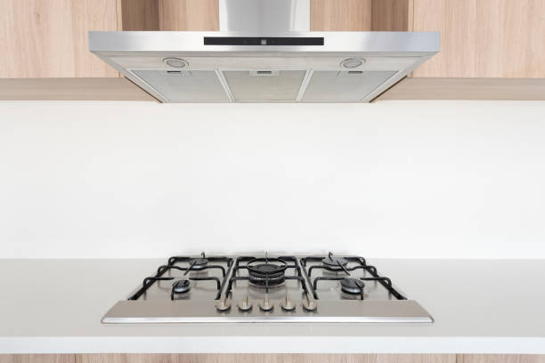 現代の家庭の台所でレンジフードとガスコンロ - range hood ストックフォトと画像