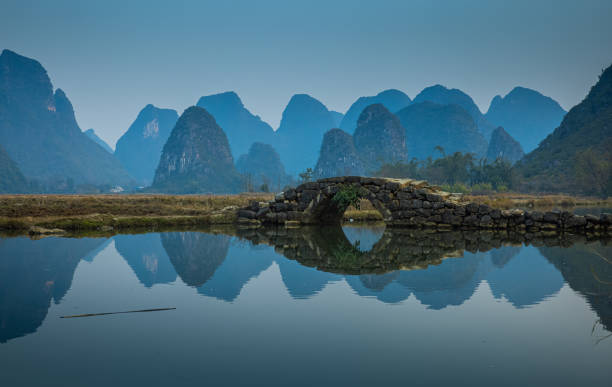 un puente de piedra en guilin, china - xingping fotografías e imágenes de stock