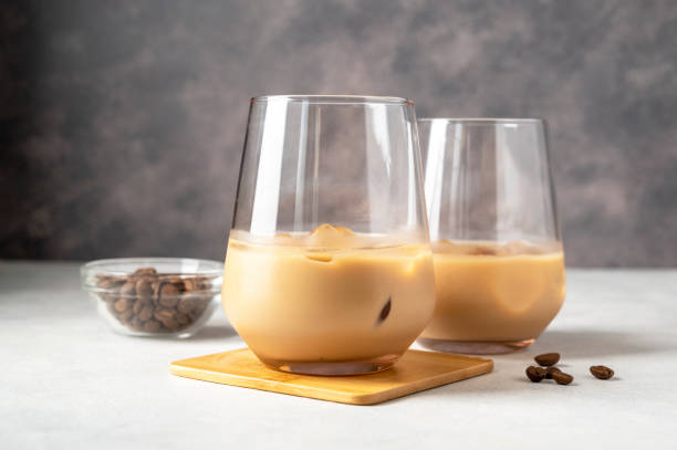 liqueur de crème irlandaise dans un verre avec des glaçons et des grains de café - liqueur photos et images de collection