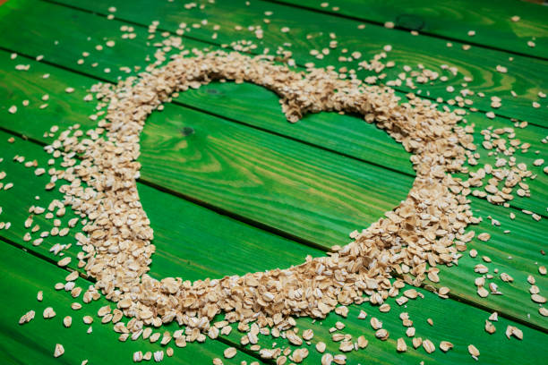 flocons d'avoine - oatmeal oat heart shape rolled oats photos et images de collection