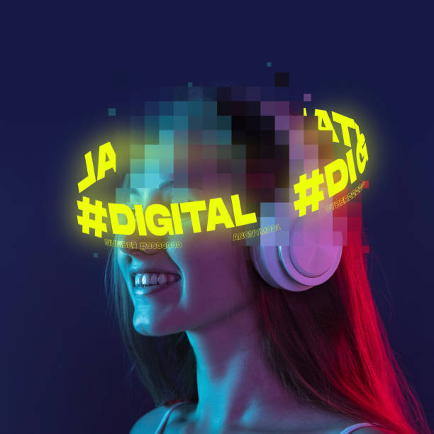 arte contemporanea. giovane donna sorridente con elementi pixel head e scritte al neon in giro ascoltando musica in cuffia su sfondo blu scuro - art brain contemplation cyborg foto e immagini stock