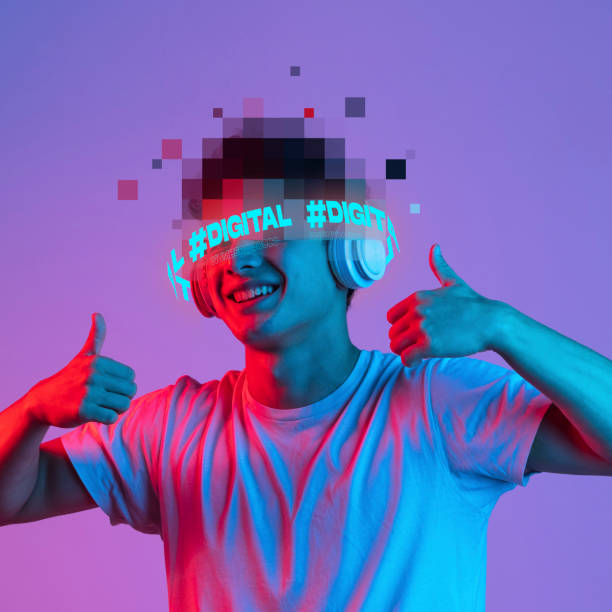 arte contemporanea. giovane uomo sorridente con elementi pixel head che ascoltano musica in cuffia isolati su sfondo viola in neon rosa - art brain contemplation cyborg foto e immagini stock