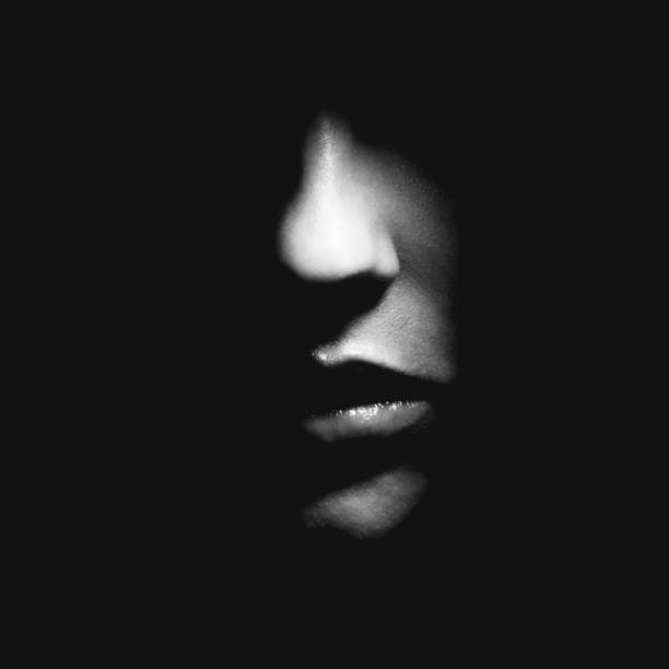 parte do rosto da mulher no fundo da sombra negra - gothic style women fashion model mystery - fotografias e filmes do acervo