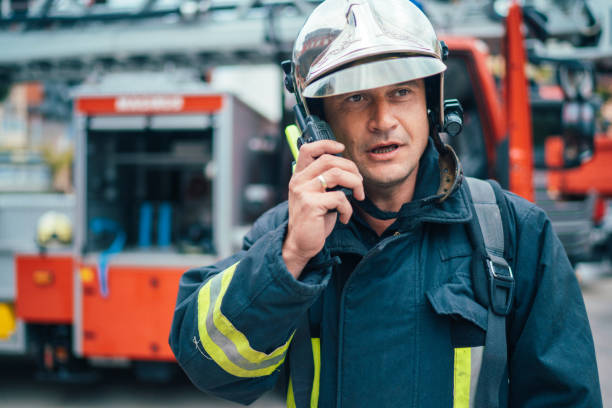 пожарный с помощью проходимости - walkie talkie стоковые фото и изображения