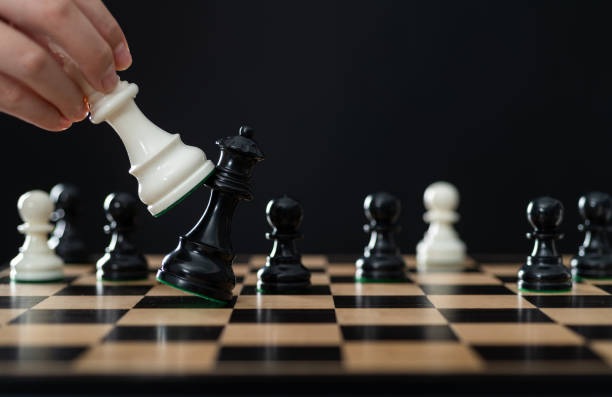 la reine noire des échecs est en train de tomber - selective focus photos et images de collection