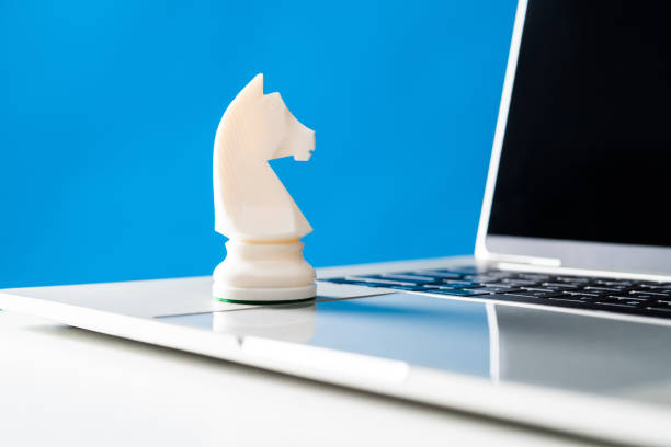 cavaliere degli scacchi sulla tastiera del laptop - topics selective focus concepts blog foto e immagini stock