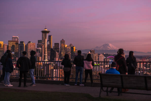 sunset over seattle - keyarena imagens e fotografias de stock