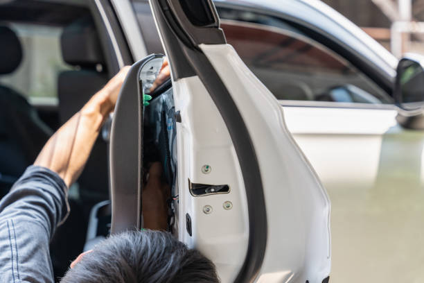 istock Mechanic man using wedge unpack vehicle door part for check damage in garage 1389905539