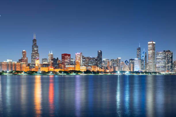 chicago, illinois, usa downtown skyline z jeziora michigan - chicago skyline illinois downtown district zdjęcia i obrazy z banku zdjęć