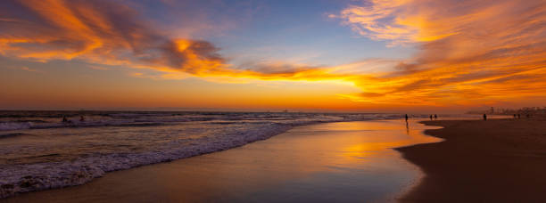 pôr do sol colorido dramático em huntington beach, califórnia - huntington beach - fotografias e filmes do acervo