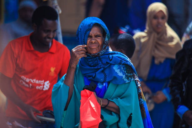 首都通りを歩くヒジャーブのイスラム教徒の女性 - somaliland ストックフォトと画像