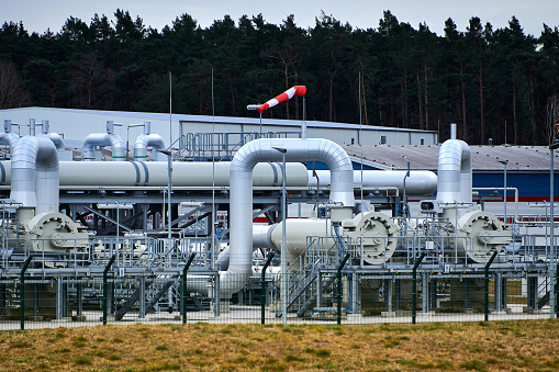 Lubmin, Mecklemburgo-Pomerania Occidental / Alemania - 3-abril-2022: Tuberías de gas, conexiones, equipos y reductores de presión en el sitio del aterrizaje del gasoducto Nord Stream 2 de Gazprom en Alemania. (Europa Occidental) photo