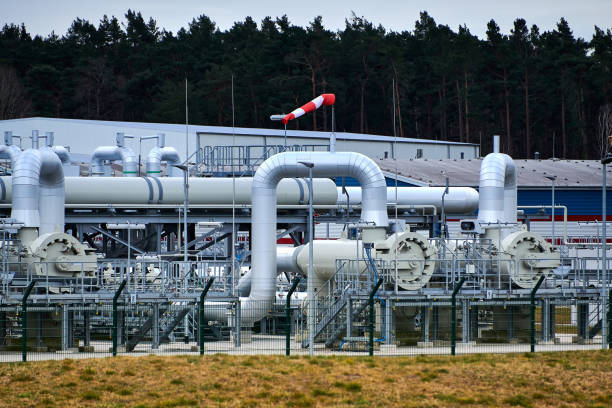 lubmin, mecklenburg-west pomerania / germany - april-3-2022: gas pipes, connections, equipment and pressure reducers at the site of gazprom's nord stream 2 pipeline landing in germany. (western europe) - nordstream stockfoto's en -beelden