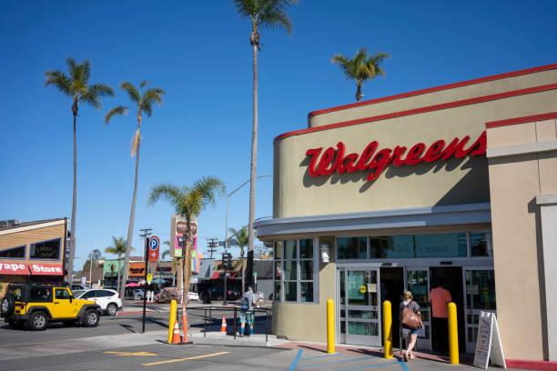 Walgreens Pharmacy Store San Diego, CA, USA - Mar 23, 2022: A Walgreens store in San Diego, California. Walgreen Company operates the second-largest pharmacy store chain in the United States. walgreens stock pictures, royalty-free photos & images