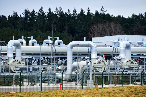 Lubmin, Mecklemburgo-Pomerania Occidental / Alemania - 3-abril-2022: Tuberías de gas, conexiones, equipos y reductores de presión en el sitio del aterrizaje del gasoducto Nord Stream 2 de Gazprom en Alemania. (Europa Occidental) photo