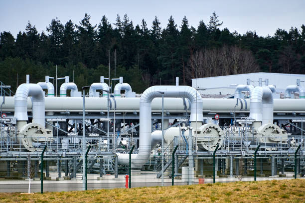 lubmin, mecklenburg-west pomerania / germany - april-3-2022: gas pipes, connections, equipment and pressure reducers at the site of gazprom's nord stream 2 pipeline landing in germany. (western europe) - nordstream stockfoto's en -beelden