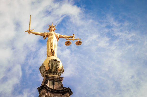 close up of lady justice statue in london - statue of justice symbol justice law imagens e fotografias de stock