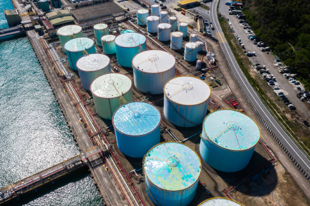 香港清市の港の石油貯蔵タンク - fuel storage tank industrial building construction development ストックフォトと画像