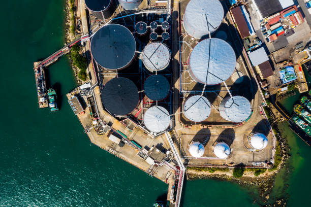 香港清市の港の石油貯蔵タンク - fuel storage tank industrial building construction development ストックフォトと画像