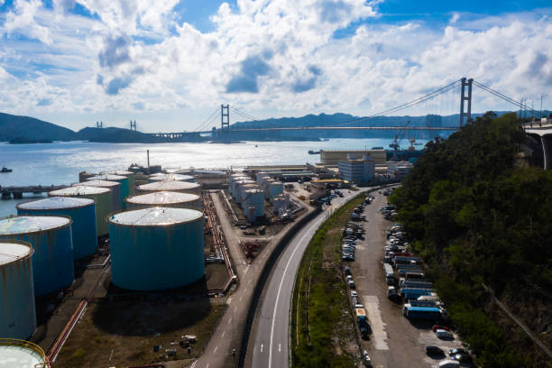 香港清市の港の石油貯蔵タンク - fuel storage tank industrial building construction development ストックフォトと画像