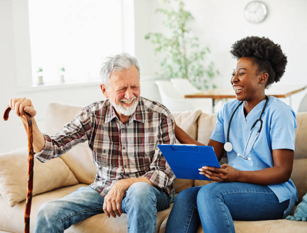 infermiere medico anziano assistenza caregiver aiuto assistenza di riposo anziano uomo anziano donna supporto sanitario afroamericano nero - assistente domiciliare foto e immagini stock