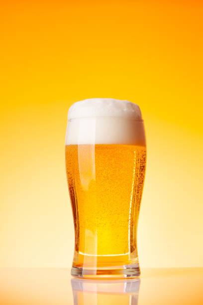 bicchiere con birra - amber beer foto e immagini stock