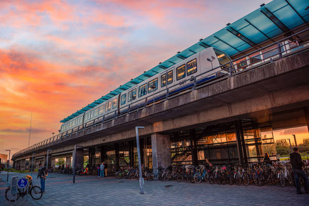 el tren subterráneo se encuentra en la estación de tránsito rápido de la línea m1 dr byen contra la puesta del sol. copenhague, dinamarca - amager fotografías e imágenes de stock