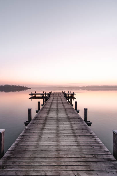 piękny wschód słońca nad jeziorem wörthsee w bawarii w niemczech z pięknym, czystym, kolorowym niebem. - jetty zdjęcia i obrazy z banku zdjęć