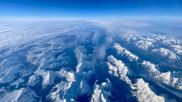 аэрофотоснимок скалистых гор банфа - rocky mountains canada mountain winter стоковые фото и изображения