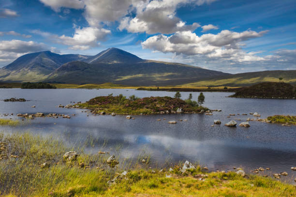 i laghi di lochan na h-achlaise sulle vaste torbiere di rannoch moor nelle remote highlands occidentali della scozia - loch foto e immagini stock