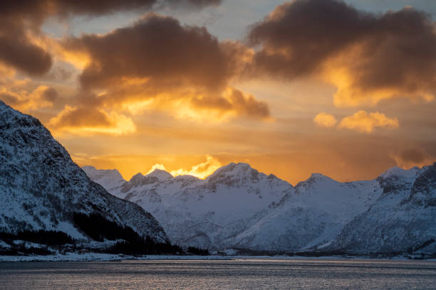 ロフォーテン・イザルンドの冬の日の出の湾の眺め - ノルウェー - snow winter coastline sunrise ストックフォトと画像