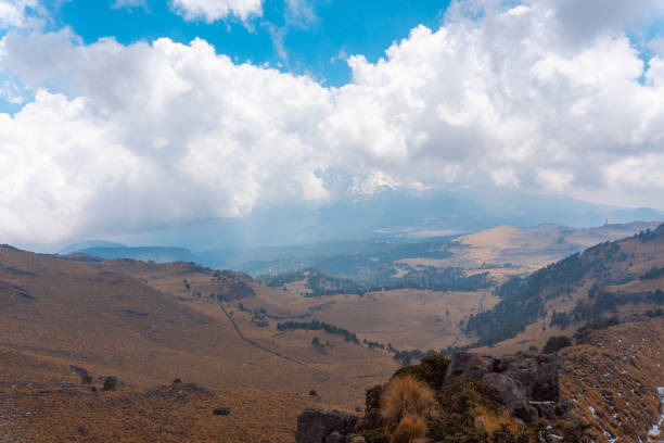 istock Active Popocatepetl volcano in Mexico 1389950353