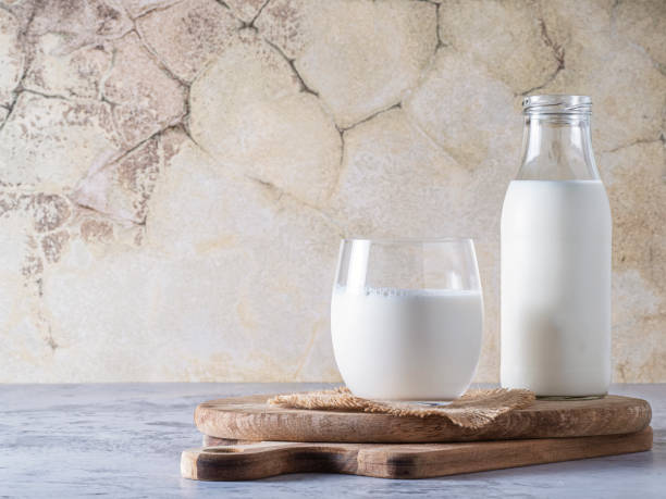 우유가 든 병과 유리 - wood snack milk milk bottle 뉴스 사진 이미지