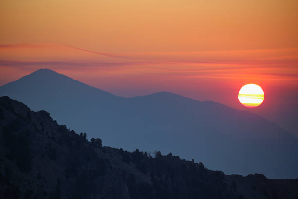 восход солнца в пионерских горах возле сан-вэлли, штат айдахо - sun valley idaho стоковые фото и изображения
